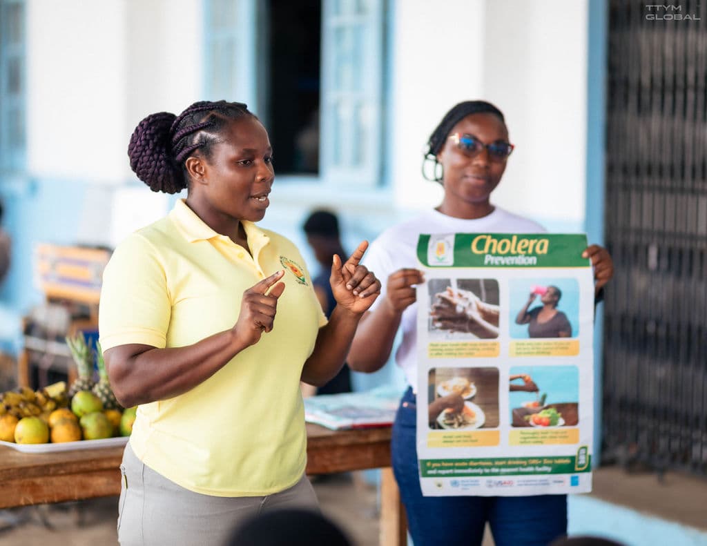 worker talking with pregnant women about cholera
